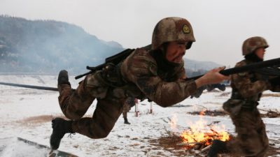 Солдаты Народно-освободительной армии Китая (НОАК) принимают участие в военных учениях после снегопада в Тяньшуе, провинция Ганьсу, Китай, 24 января 2018 г.
