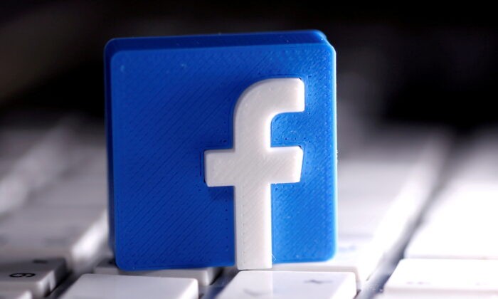 Напечатанный на 3D-принтере логотип Facebook помещён на клавиатуру на иллюстрации, сделанной 25 марта 2020 г.