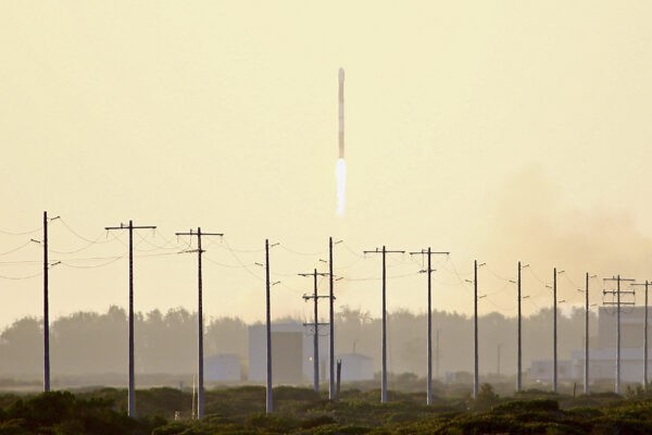 Ракета, запущенная Firefly Aerospace, последним участником сектора New Space, взлетает с побережья центральной Калифорнии 2 сентября 2021 года. 