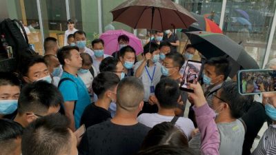 Люди собираются возле штаб-квартиры Evergrande в Шэньчжэне, на юго-востоке Китая, 14 сентября 2021 г.