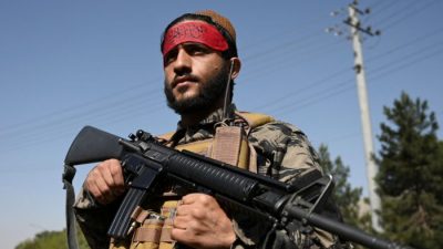 Боец «Талибана»* стоит на страже дороги в Кабуле 9 сентября 2021 г.