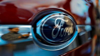 Посетитель фотографирует новый автомобиль Ford Aspire га презентации в Нью-Дели, Индия, 4 октября 2018 г.