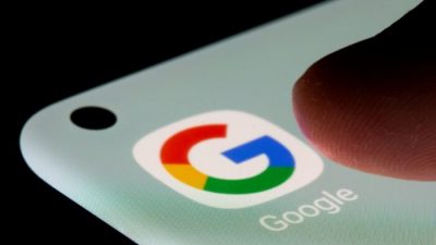 Приложение Google на смартфоне показано на этой иллюстрации, сделанной 13 июля 2021 г.