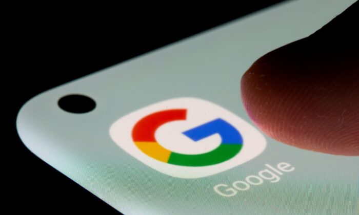 Приложение Google на смартфоне показано на этой иллюстрации, сделанной 13 июля 2021 г.