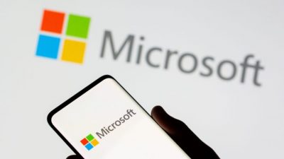 Смартфон видно перед логотипом Microsoft на иллюстрации, сделанной 26 июля 2021 г.