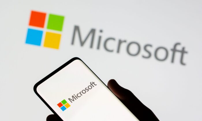 Смартфон видно перед логотипом Microsoft на иллюстрации, сделанной 26 июля 2021 г.