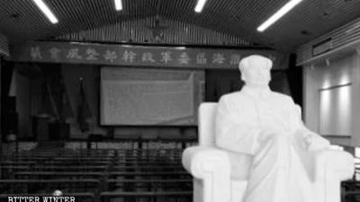 китаизация христианства, у входа установили статую Мао Цзэдуна