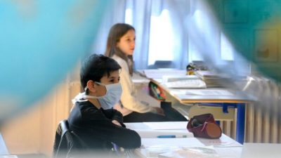 Ученик в маске во время занятий
