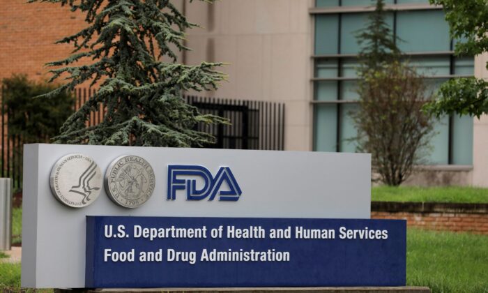 Два высокопоставленных сотрудника FDA по вакцинам увольняются Вывеска у штаб-квартиры Управления по санитарному надзору за качеством пищевых продуктов и медикаментов (FDA) в Уайт-Оук, штат Мэриленд, США, 29 августа 2020 г. (Andrew Kelly / Reuters)