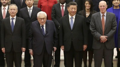 бывший министр финансов США Генри Полсон, лидер Китая Си Цзиньпин, бывший госсекретарь США Генри Киссинджер, вице-премьер Китая Лю Хэ и члены делегации Форума новой экономики 2019 года перед встречей в Большом зале народного собрания в Пекине