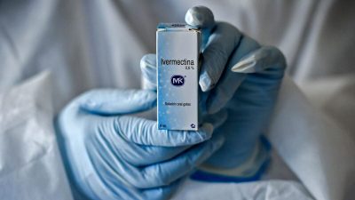 Медицинский работник показывает коробку с препаратом ивермектина в Кали, Колумбия, 21 июля 2020 года.