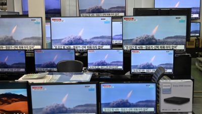 О предполагаемом испытании Северной Кореей баллистической ракеты сообщает новостная программа в торговом центре электроники в Сеуле 25 марта 2021 г.