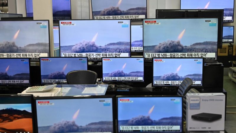 О предполагаемом испытании Северной Кореей баллистической ракеты сообщает новостная программа в торговом центре электроники в Сеуле 25 марта 2021 г.
