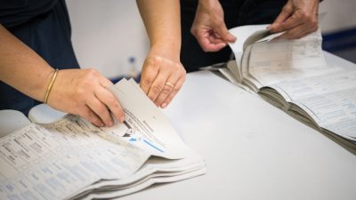 Добровольцы подсчитывают голоса на федеральных парламентских выборах 26 сентября 2021 года в Берлине, Германия. Steffi Loos/Getty Images