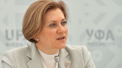 На этом раздаточном изображении, предоставленном фотоагентством / РИА Новости, главный государственный санитарный врач Российской Федерации Анна Попова на брифинге «Вклад стран БРИКС в борьбу с инфекционными заболеваниями», 9 июля 2015 г. в Уфе, Россия.