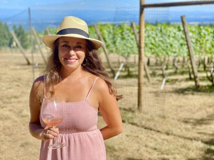 Бокал вина в винодельне Et Fille Wines в Ньюберге, штат Орегон.