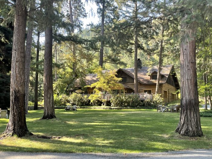 Исторический отель Weasku Inn Lodge в Грантс-Пасс, штат Орегон.