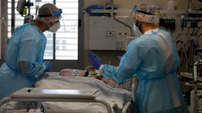 Израильский медицинский персонал ухаживает за пациентами COVID-19 в изоляторе медицинского центра «Зив» в городе Цфат на севере Израиля 12 августа 2021 года. (Jalaa Marey/AFP via Getty Images)