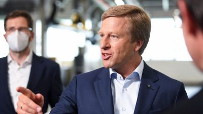 Генеральный директор BMW Оливер Ципсе посещает центр вакцинации BMW, где немецкий автопроизводитель проводит вакцинацию сотрудников от COVID-19