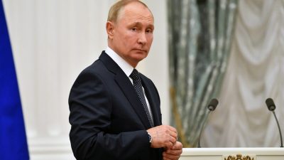  Владимир Путин наблюдает за встречей с участниками Олимпийских игр в Токио в 2020 году, в Москве, Россия, 11 сентября 2021 года. 