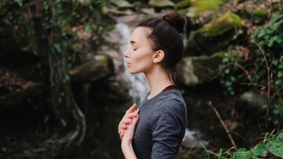 Дыхание способствует замедлению автоматических паттернов, таких как вредные привычки в еде, так что вы можете вернуть себе контроль. (Йоля Ильясова / Shutterstock)
