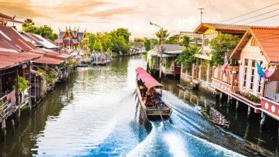 Лодка курсирует по водным каналам Бангкока