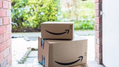 В интернет-магазинах, таких как Amazon, в картонные коробки упаковывают товары. (Gnansclicks via Dreamstime)
