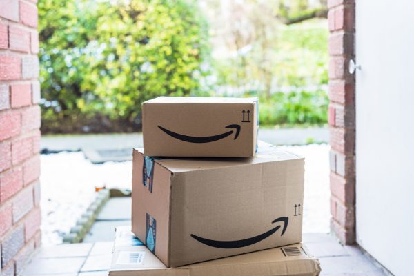 В интернет-магазинах, таких как Amazon, в картонные коробки упаковывают товары. (Gnansclicks via Dreamstime)
