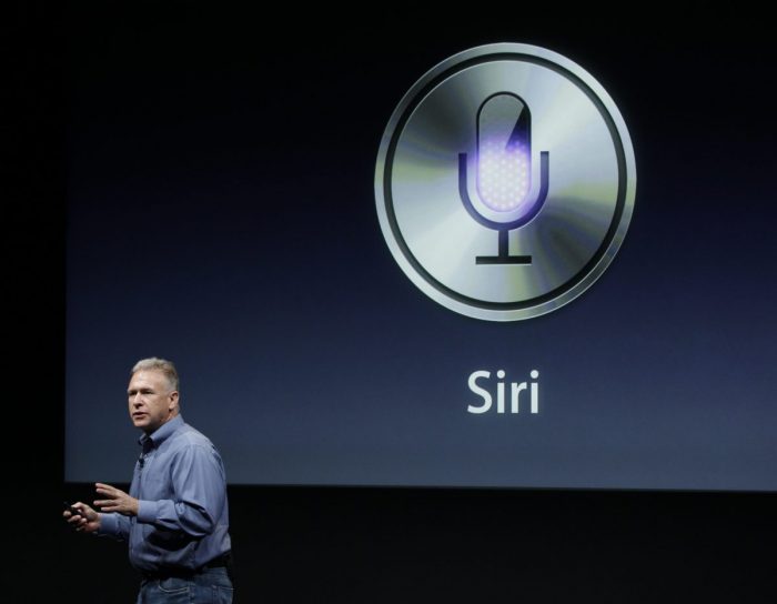 Фил Шиллер рассказывает о Siri во время презентации в штаб-квартире Apple