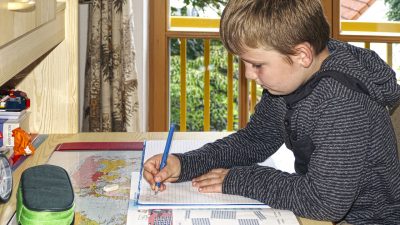Школьник делает домашнее задание