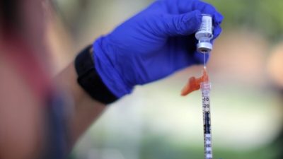 Медсестра готовит вакцину Pfizer BioNTech COVID-19