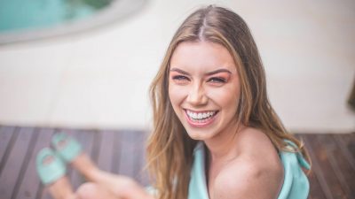 Отбеливающие полоски помогают осветлить зубы