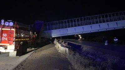 Пешеходная конструкция обрушилась на автомобили на трассе между Пермью и Екатеринбургом. 59.mchs.gov.ru/CC BY 4.0