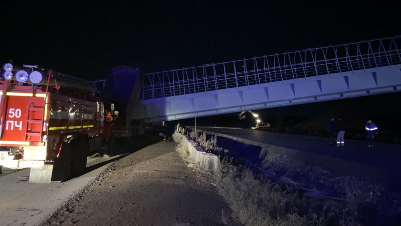 Пешеходная конструкция обрушилась на автомобили  на трассе между Пермью и Екатеринбургом. 59.mchs.gov.ru/CC BY 4.0