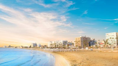 Пляж Финикудес в Ларнаке. (MarinaDa/Shutterstock)