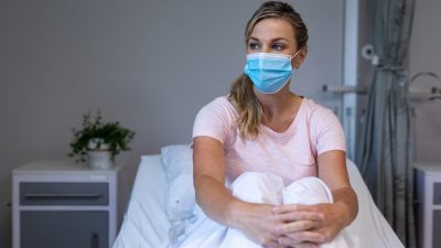 человек, получивший одну дозу вакцины или обе менее чем за две недели до госпитализации, тоже считается «невакцинированным».
