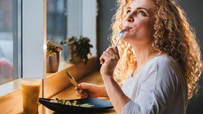 Часто необычные продукты пробуют в отпуске, но многие необычные продукты, полезные для здоровья, можно найти в наших собственных подворьях.