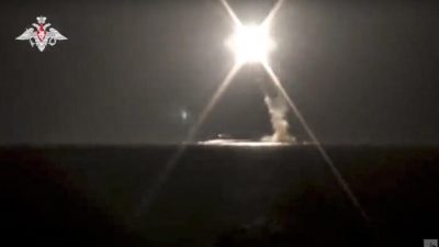 На скриншоте видео, распространённого пресс-службой Минобороны России 4 октября 2021 года, подводная лодка ВМФ России запускает новую гиперзвуковую крылатую ракету «Циркон» из Баренцева моря. Russian Defense Ministry Press Service via AP