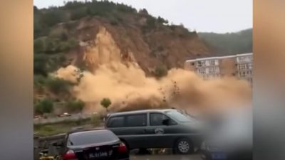 Скриншот видео оползня, сошедшего в деревне Цзинпо округа Пу города Линьфэнь провинции Шаньси 5 октября 2021 г. Shawn Lin/The Epoch Times