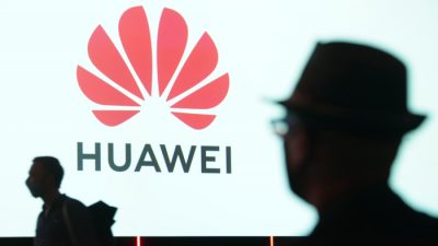 Люди приезжают на просмотр выступления компании Huawei на открытии выставки в Берлине, Германия, 3 сентября 2020 г. Sean Gallup/Getty Images