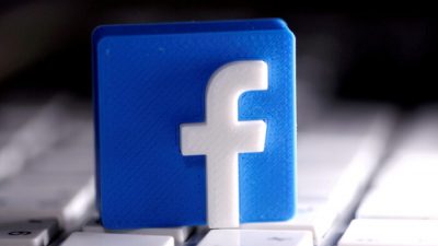 Напечатанный на 3D-принтере логотип Facebook размещён на клавиатуре на иллюстрации, сделанной 25 марта 2020 г. Dado Ruvic/Illustration/Reuters, File Photo
