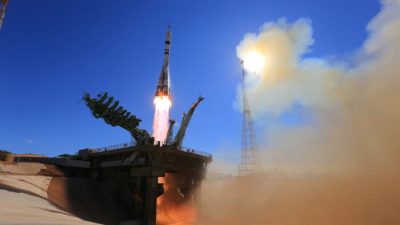 Космический корабль «Союз МС-19» с экипажем в составе российского космонавта Антона Шкаплерова, кинорежиссёра Клима Шипенко и актрисы Юлии Пересильд стартует к Международной космической станции с космодрома Байконур, Казахстан, 5 октября. 2021 г. Roscosmos/via Reuters