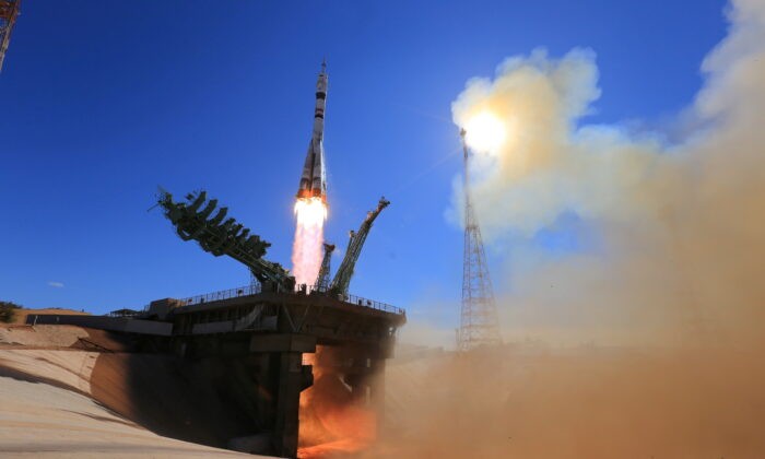 Космический корабль «Союз МС-19» с экипажем в составе российского космонавта Антона Шкаплерова, кинорежиссёра Клима Шипенко и актрисы Юлии Пересильд стартует к Международной космической станции с космодрома Байконур, Казахстан, 5 октября. 2021 г. Roscosmos/via Reuters