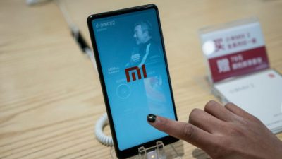 Смартфон Xiaomi выставлен в магазине в Пекине 2 мая. Fred Dufour / AFP / Getty Images