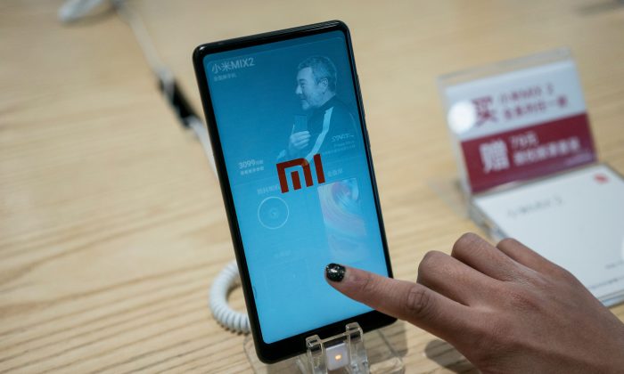 Смартфон Xiaomi выставлен в магазине в Пекине 2 мая. Fred Dufour / AFP / Getty Images