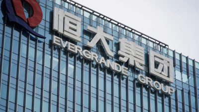 Логотип компании виден на штаб-квартире China Evergrande Group в Шэньчжэне, провинция Гуандун, Китай, 26 сентября 2021 г. (Aly Song/Reuters)