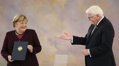 Канцлер Германии Ангела Меркель (слева) получает свидетельство об увольнении от президента Германии Франка-Вальтера Штайнмайера в Берлине, Германия, 26 октября 2021 г. Markus Schreiber/AP Photo
