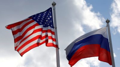 Государственные флаги России и США развеваются возле завода во Всеволожске Ленинградской области, Россия, 27 марта 2019 г. Anton Vaganov/Reuters