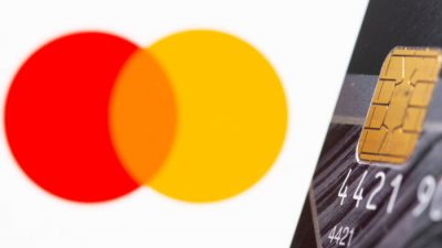 Кредитная карта перед логотипом Master Card на иллюстрации, сделанной 15 июля 2021 г. Dado Ruvic / Illustration / Reuters