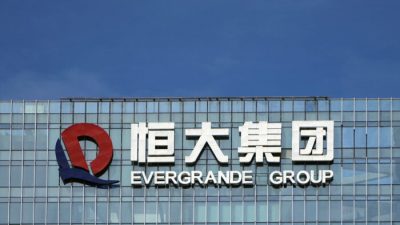 Логотип компании виден на штаб-квартире China Evergrande Group в Шэньчжэне, провинция Гуандун, Китай, 26 сентября 2021 г. Aly Song/Reuters